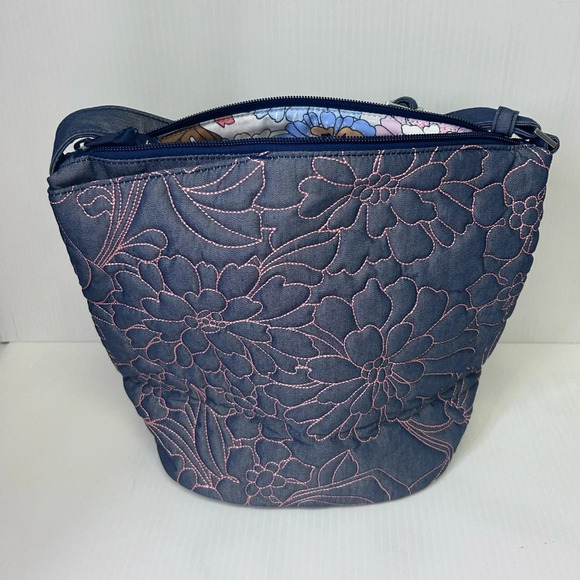 🩷”Vera Bradley”NWT Aloha Blooms Quilt Ultralight Bucket Crossbody Bag💙 - Picture 2 of 11
